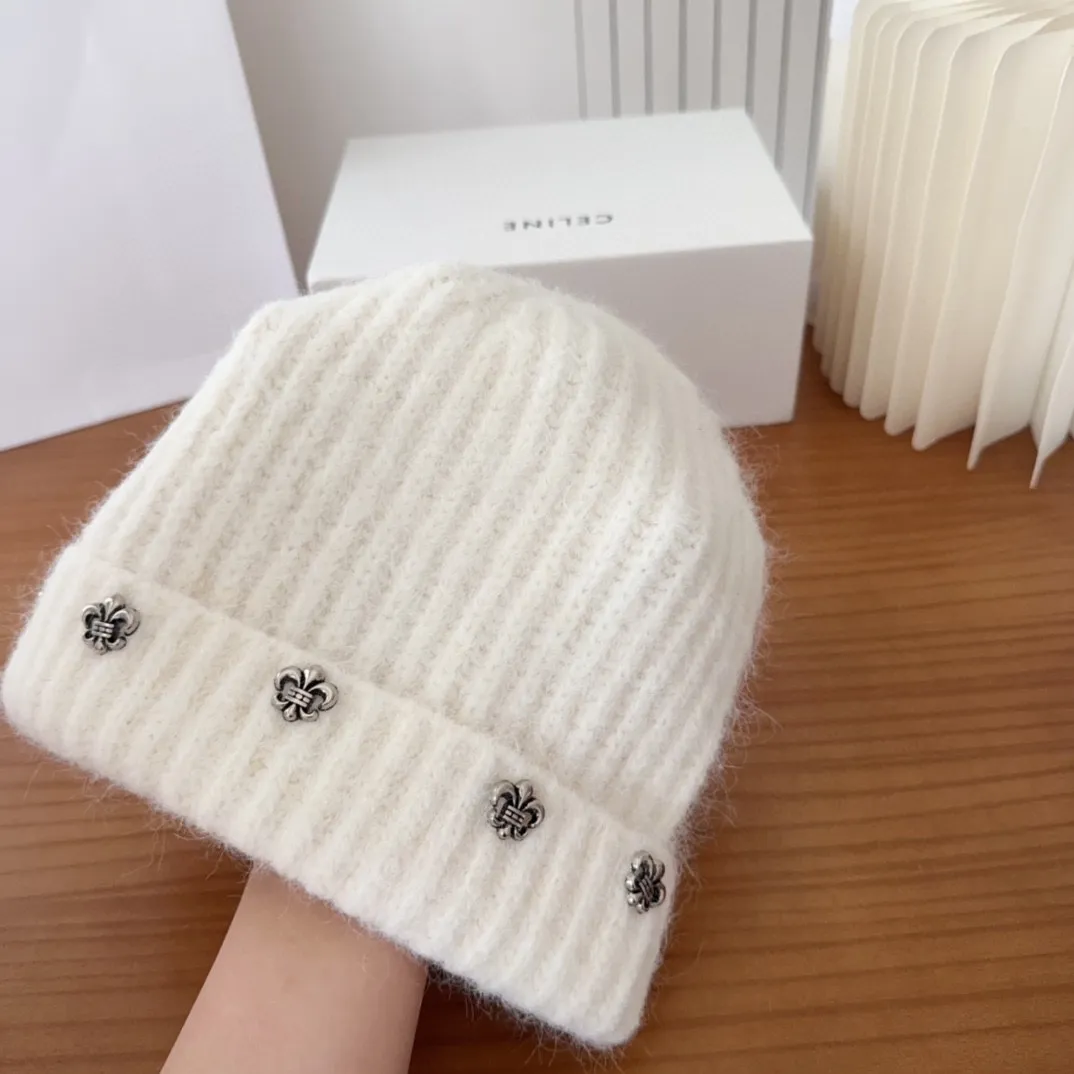 💰60 Crow Heart Autumn and Winter Wool Knitted Beanie This must be a favorite of minimalism. It is clean, neat, fashionable and versatile, and will definitely not be picky about your face shape! A fashionable classic that lasts forever! Fashionable black and white can be purchased together!